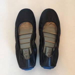 Super comfy black flats